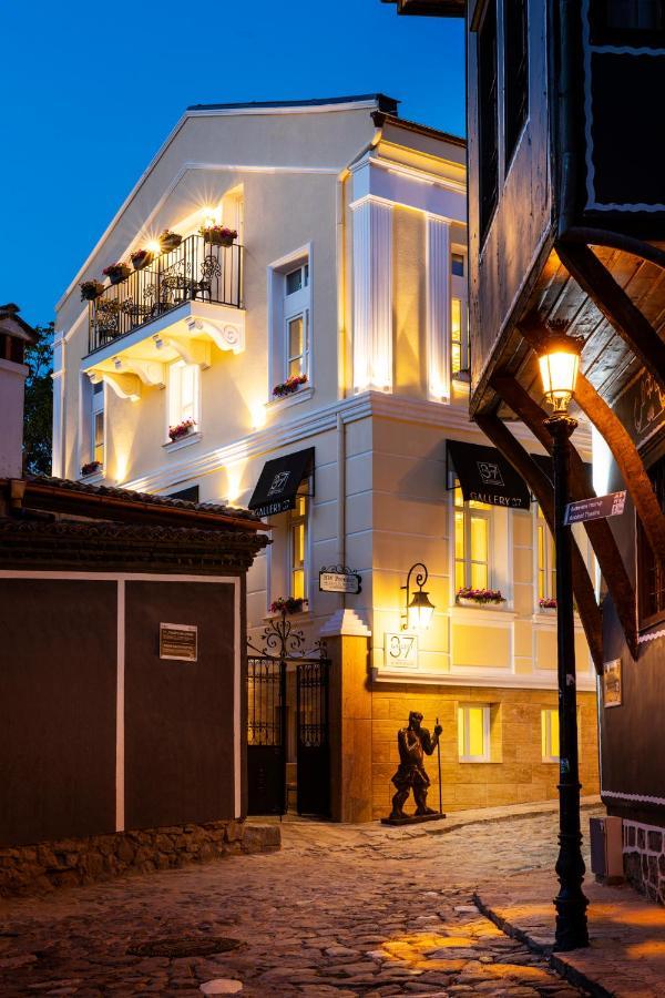 Gallery 37 Powered By Aston Plovdiv Exterior photo The hotel at night