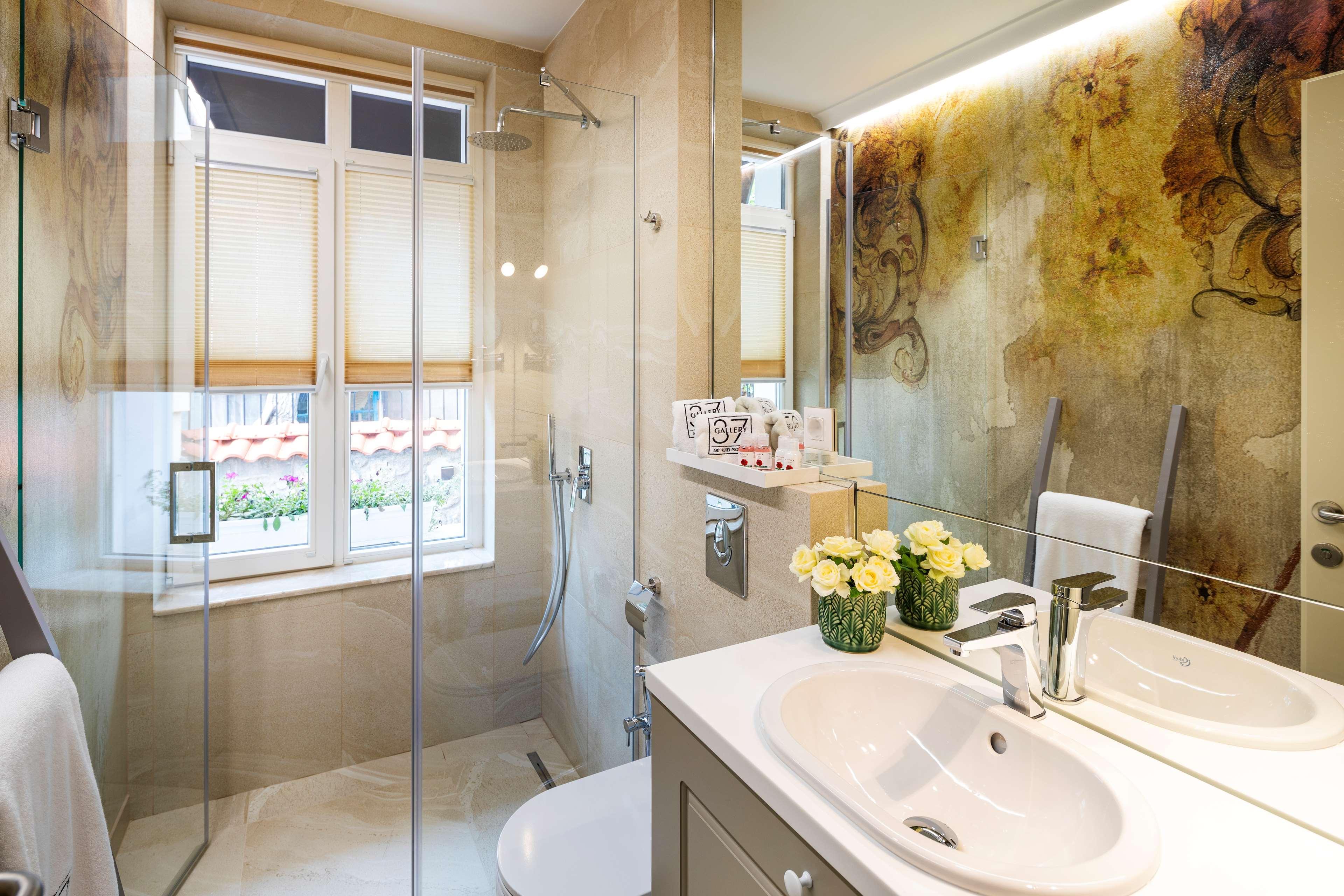 Gallery 37 Powered By Aston Plovdiv Exterior photo Bathroom