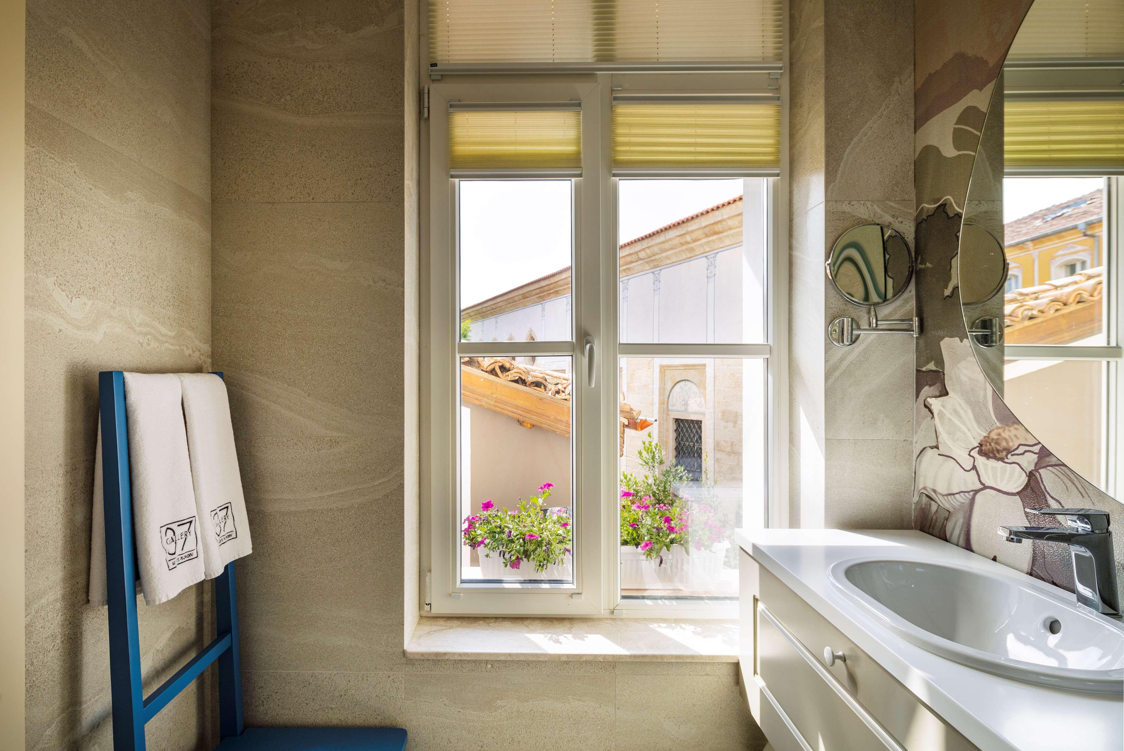 Gallery 37 Powered By Aston Plovdiv Exterior photo Bathroom